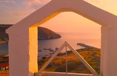 Le balcon posé sur la mer (47-2) à Άγιος Eυστράτιoς. Le balcon de la mémoire