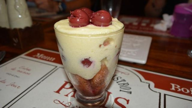 Tiramisu aux cerises et à la noix de coco