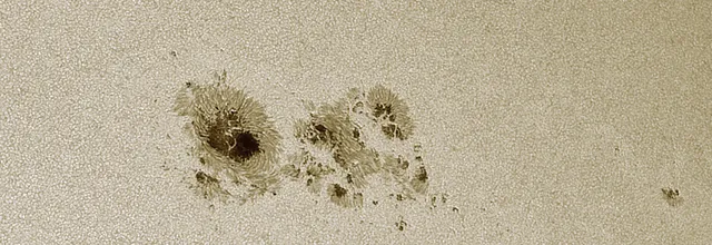 La grande zone active de taches solaires AR 4274