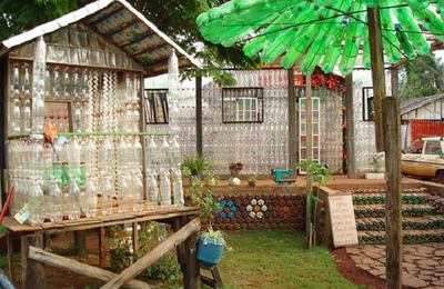 Des maisons construites avec des bouteilles en plastique...
