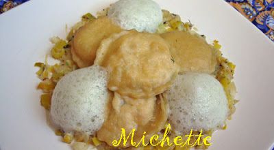 Ravioles au saumon fumé faites maison, fondue de poireau, écume d'aneth
