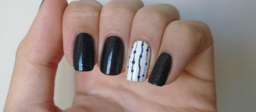 Accent nail bleu et blanc très facile à réaliser