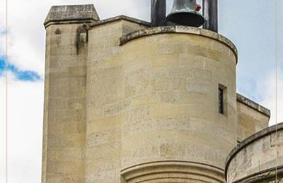La cloche de l'horloge de Charles V sur le châtelet du donjon