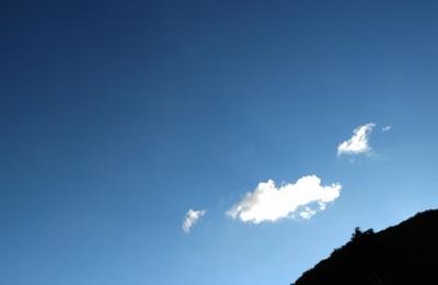 Couple de nuages (encore le ciel oui)