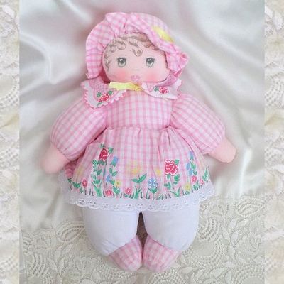 Poupée Doudou Christine Et Cécile Mundia Robe Et Chapeau Carreaux Blanc Et Rose Noeud Jaune