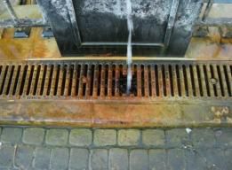 La fontaine ferrugineuse de Coursan dans l’Aude
