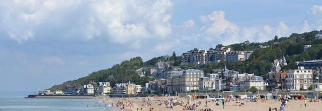 Calvados : été 2018 : Plage de Trouville-sur-Mer et la Centrale thermique du Havre