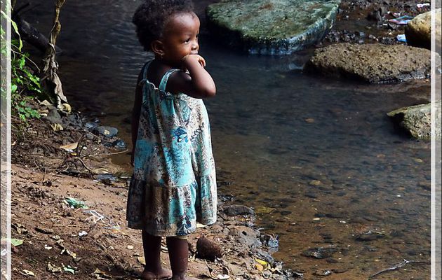 Pensive ... jusqu'à ce qu'elle m'aperçoive sur le pont d'Antanabe - Nosy Sakatia - Madagascar