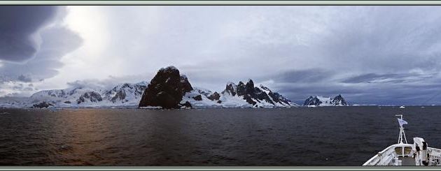 23 février 2013, 6 h du matin: les couleurs ont disparu mais le paysage reste superbe - Lemaire Channel - Péninsule Antarctique