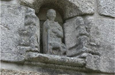 En levant la tête, à Concarneau...