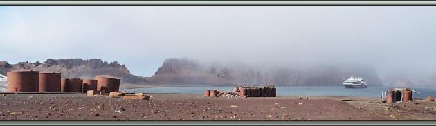 Photos panoramiques de la plage de Whaler's Bay (Baie des Baleiniers) avec les vestiges de la sombre époque du massacre des baleines  - Île de la Déception - Péninsule Antarctique 