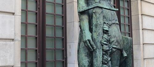 Parvis du Musée d'Orsay : "La Victoire" de Antoine Bourdelle