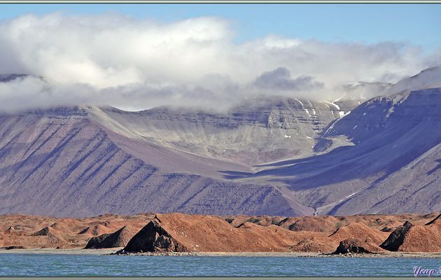 Île Coraholmen et ses terres voisines du Spitzberg : au nord-ouest le Kolosseum, (Colisée), en arrière plan de l'île, à l'est du fjord, le massif Kapitol (Capitole) - Fjord Ekmanfjorden - Svalbard - Norvège