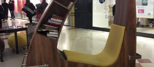 Une cabane à livres dans une galerie commerciale