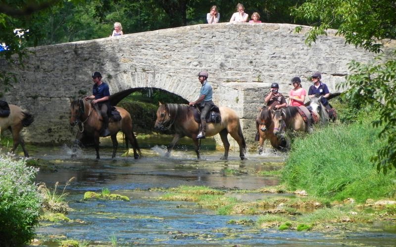 des cavaliers sur la rivière ...