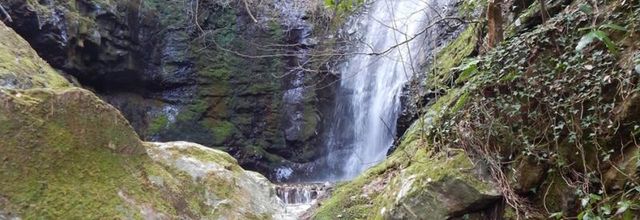 Au dessus de la cascade coule . . .