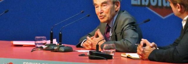 Robert Badinter réagit à l’attaque contre «Charlie Hebdo»: «Les terroristes nous tendent un piège politique»