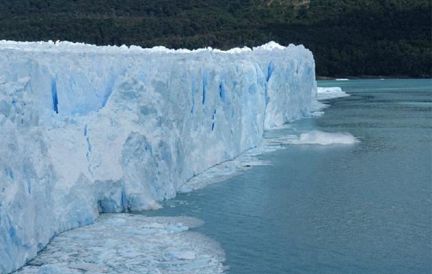 Animation GIF : petite chute de glace sur le front du Glacier Perito Moreno - Peninsula de Magallanes - Patagonie - Argentine
