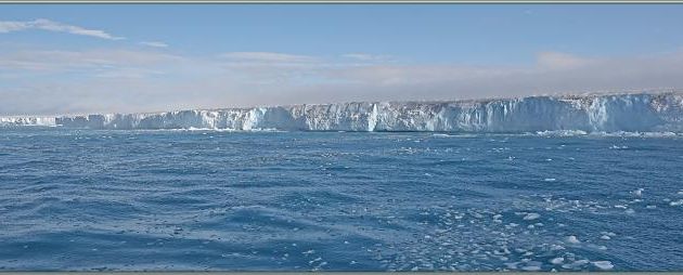 Suite : navigation le long du spectaculaire glacier Bråsvell (Bråsvellbreen) - Calotte glacière Austfonna - Nordaustlandet Island - Svalbard - Norvège