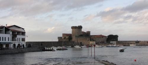 ... et à l'autre bout de la digue, Socoa, le fort...