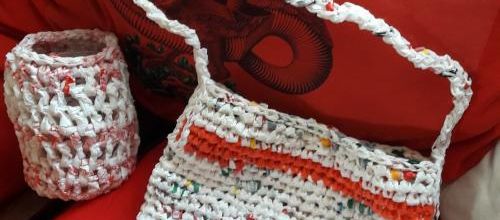 Crochetage sur fond rouge