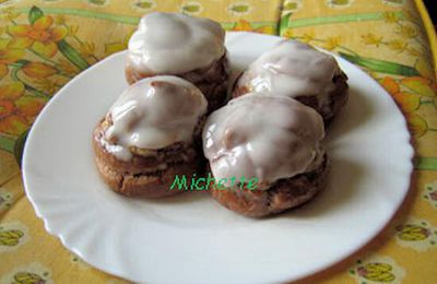 Choux sucrés au cacao, crème au chocolat blanc et macaron chocolat noir