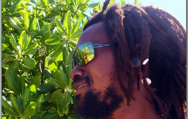 Petite discussion avec un seychellois sur les méfaits de la construction du "Raffles" à Anse Takamaka - Praslin - Seychelles