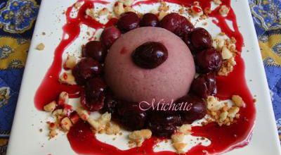 Demi sphère à la crème à  la cerise légère, compotée de fruits, crumble et chocolat