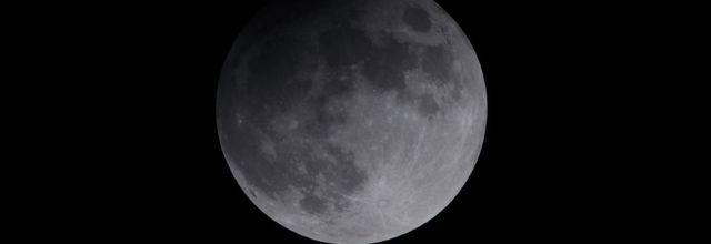 2017: Eclipse partielle, la Lune frôle à nouveau l'ombre de la Terre