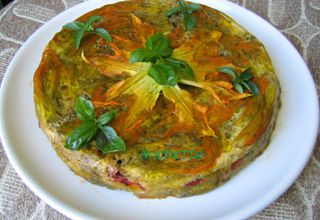 Un délicieux gâteau de fleurs de courgette garni.