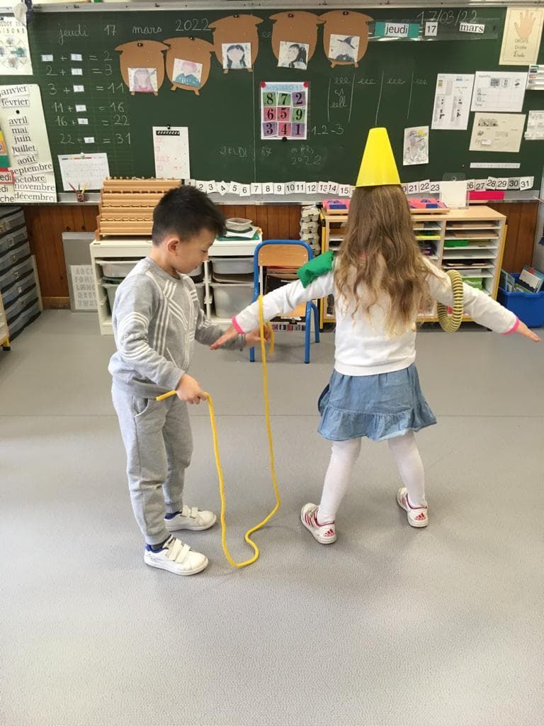 Élèves de Maternelle qui ne sont pas en train de faire des mathématiques puisque l'orientation dans l'espace n'a pas été réintégrée au programme de mathématiques. 