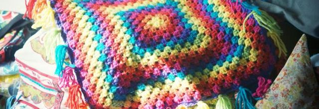 Une petite couverture pour bébé en granny