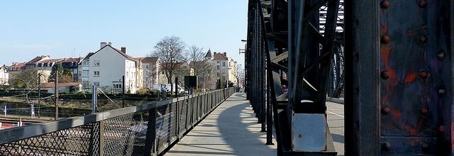 Metz / Le Pont Amos entre Nouvelle Ville et Sablon...