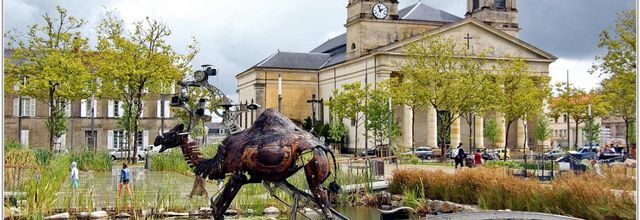 85 . Vendée - La Roche sur Yon (2) - Animaux de la Place Napoléon