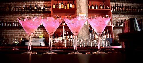 Cocktails prêts à servir. 