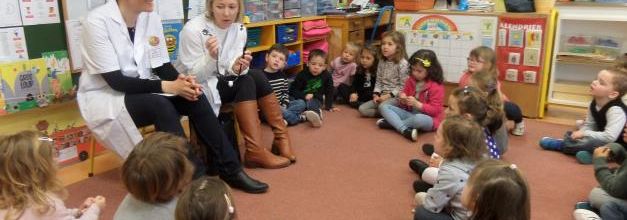 Un médecin et des infirmières à l'école