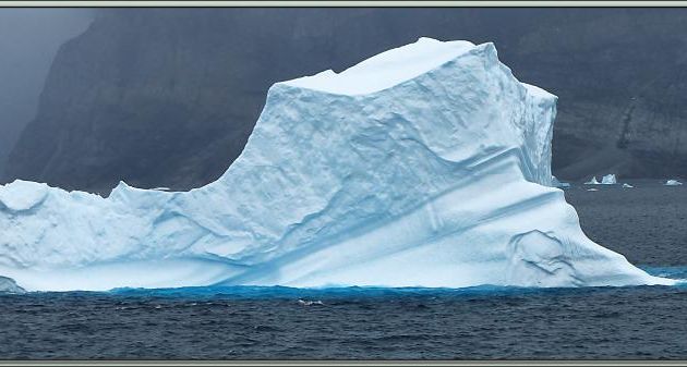 Rencontres en bleu et blanc : encore de superbes icebergs lors de notre navigation vers Kullorsuaq - Upernavik - Groenland