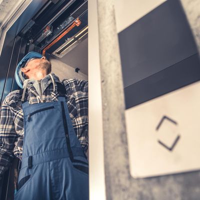 Ascenseur hors service et personnes âgées : quelles obligations pour la copropriété ?