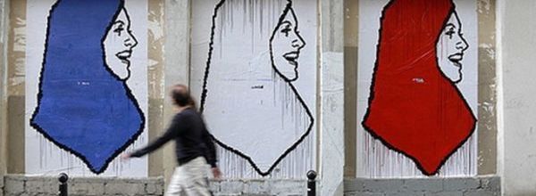 Pendant la guerre d'Algérie  et même avant l'armée coloniale demandait  déjà aux femmes musulmanes de se dévoiler 