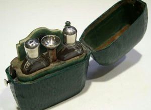 LES OBJETS DE PARFUMS QUE L’ON PORTE sur SOI au XVIIIè siècle