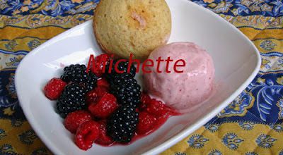 Glace à la fraise et mascarpone, salade de fruits rouges, biscuit fondant