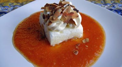 Ile flottante cuite au four, crème mascarpone amande, amandes effilées et coulis d'abricot