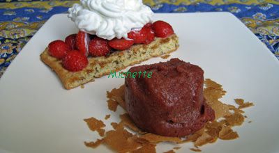 Sorbet à la cerise et violette, fraises et chantilly