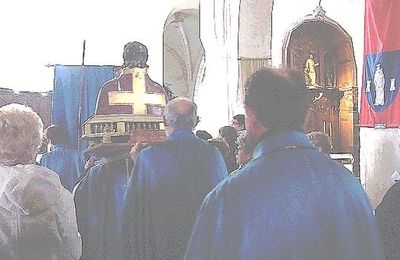 Entrée dans l’Église Saint Vorles…