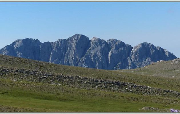 En débouchant au Pas dels Gosolans, l'imposant massif de Pedraforca (Pollegò) se dévoile - Parc Naturel de Cadi Moixerò - Catalogne - Espagne