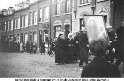 Défilé antoiniste à Jemeppe entre les deux guerres