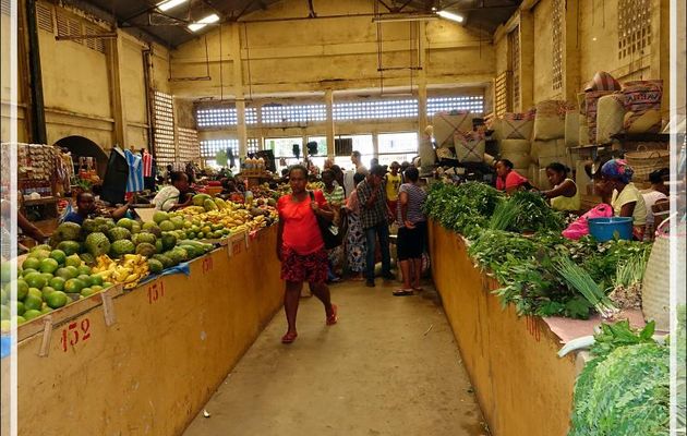 Marché de Hellville : le coin des fruits et légumes - Nosy Be - Madagascar