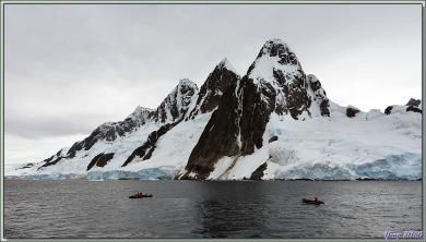 Avant de débarquer nous avons un petit aperçu de ce que nous allons admirer de très près: des icebergs - Lemaire Channel - Péninsule Antarctique