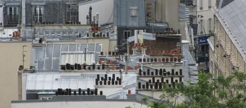 ... une vue de toits de Paris...
