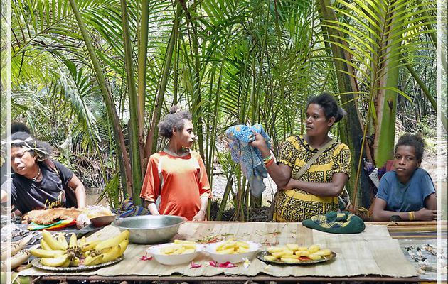 Après la découverte des sagoutiers et du sagou, dégustations de fruits (un régal les ananas !) et retour au bateau - Tufi - Maclaren Harbour - Province d'Oro - Papouasie Nouvelle-Guinée